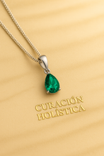 “Healing Stone Necklace with Nano-Emerald Crystal - Curación Holística Exclusive”
	5.	“Sterling Silver Chain with Vibrant Green Nano-Emerald Pendant on Satin Fabric”