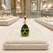 Elegante collar de peridoto (olivo) en forma de lágrima – Plata de ley bañada en oro de 18 quilates | Pieza llamativa e hipoalergénica | Artesanía española limitada