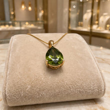 Elegante collar de peridoto (olivo) en forma de lágrima – Plata de ley bañada en oro de 18 quilates | Pieza llamativa e hipoalergénica | Artesanía española limitada
