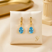Elegantes pendientes de lágrima de topacio azul suizo hechos a mano | Plata de ley chapada en oro de 18 quilates | Pequeños pendientes colgantes de oro tipo huggie