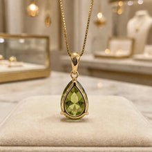 Elegante collar de peridoto (olivo) en forma de lágrima – Plata de ley bañada en oro de 18 quilates | Pieza llamativa e hipoalergénica | Artesanía española limitada