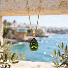 Elegante collar de peridoto (olivo) en forma de lágrima – Plata de ley bañada en oro de 18 quilates | Pieza llamativa e hipoalergénica | Artesanía española limitada