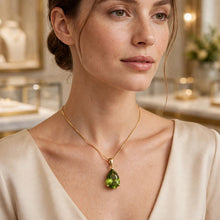 Elegante collar de peridoto (olivo) en forma de lágrima – Plata de ley bañada en oro de 18 quilates | Pieza llamativa e hipoalergénica | Artesanía española limitada