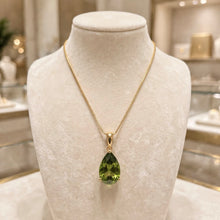 Elegante collar de peridoto (olivo) en forma de lágrima – Plata de ley bañada en oro de 18 quilates | Pieza llamativa e hipoalergénica | Artesanía española limitada