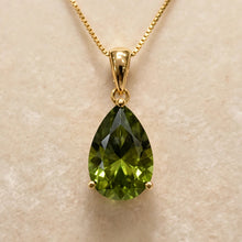 Elegante collar de peridoto (olivo) en forma de lágrima – Plata de ley bañada en oro de 18 quilates | Pieza llamativa e hipoalergénica | Artesanía española limitada