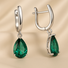 Curación Holística emerald earrings displayed in elegant jewelry box