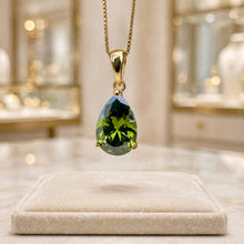 Elegante collar de peridoto (olivo) en forma de lágrima – Plata de ley bañada en oro de 18 quilates | Pieza llamativa e hipoalergénica | Artesanía española limitada