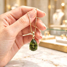 Elegante collar de peridoto (olivo) en forma de lágrima – Plata de ley bañada en oro de 18 quilates | Pieza llamativa e hipoalergénica | Artesanía española limitada