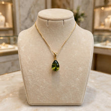 Elegante collar de peridoto (olivo) en forma de lágrima – Plata de ley bañada en oro de 18 quilates | Pieza llamativa e hipoalergénica | Artesanía española limitada