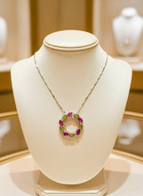 El beso verde: Una declaración artesanal de rubí rosa y peridoto