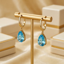 Elegantes pendientes de lágrima de topacio azul suizo hechos a mano | Plata de ley chapada en oro de 18 quilates | Pequeños pendientes colgantes de oro tipo huggie