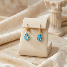 Elegantes pendientes de lágrima de topacio azul suizo hechos a mano | Plata de ley chapada en oro de 18 quilates | Pequeños pendientes colgantes de oro tipo huggie