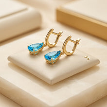 Elegantes pendientes de lágrima de topacio azul suizo hechos a mano | Plata de ley chapada en oro de 18 quilates | Pequeños pendientes colgantes de oro tipo huggie