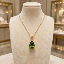 Elegante collar de peridoto (olivo) en forma de lágrima – Plata de ley bañada en oro de 18 quilates | Pieza llamativa e hipoalergénica | Artesanía española limitada