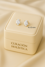 “Curación Holística signature gold-plated white quartz stud earrings for everyday elegance.”