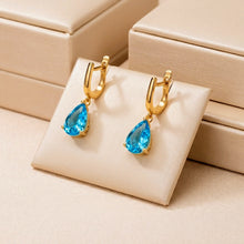 Elegantes pendientes de lágrima de topacio azul suizo hechos a mano | Plata de ley chapada en oro de 18 quilates | Pequeños pendientes colgantes de oro tipo huggie