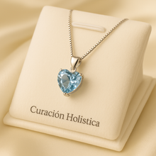 Curación Holística aquamarine pendant in soft studio light