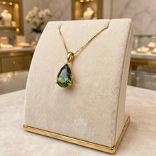 Elegante collar de peridoto (olivo) en forma de lágrima – Plata de ley bañada en oro de 18 quilates | Pieza llamativa e hipoalergénica | Artesanía española limitada