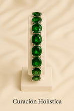 	Curación Holística emerald bracelet displayed in natural soft lighting.