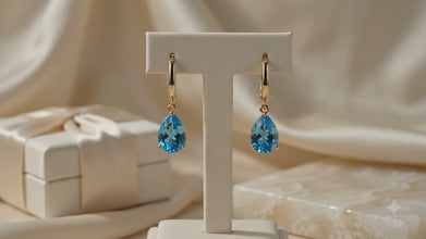 Elegantes pendientes de lágrima de topacio azul suizo hechos a mano | Plata de ley chapada en oro de 18 quilates | Pequeños pendientes colgantes de oro tipo huggie