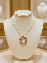 El beso verde: Una declaración artesanal de rubí rosa y peridoto