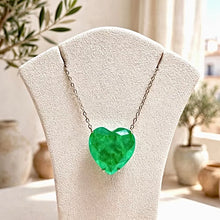 Collar artesanal de corazón de 20 mm con nanoesmeralda | Plata de ley hipoalergénica | Artesanía española limitada