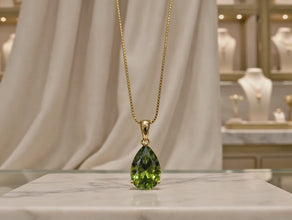 Elegante collar de peridoto (olivo) en forma de lágrima – Plata de ley bañada en oro de 18 quilates | Pieza llamativa e hipoalergénica | Artesanía española limitada
